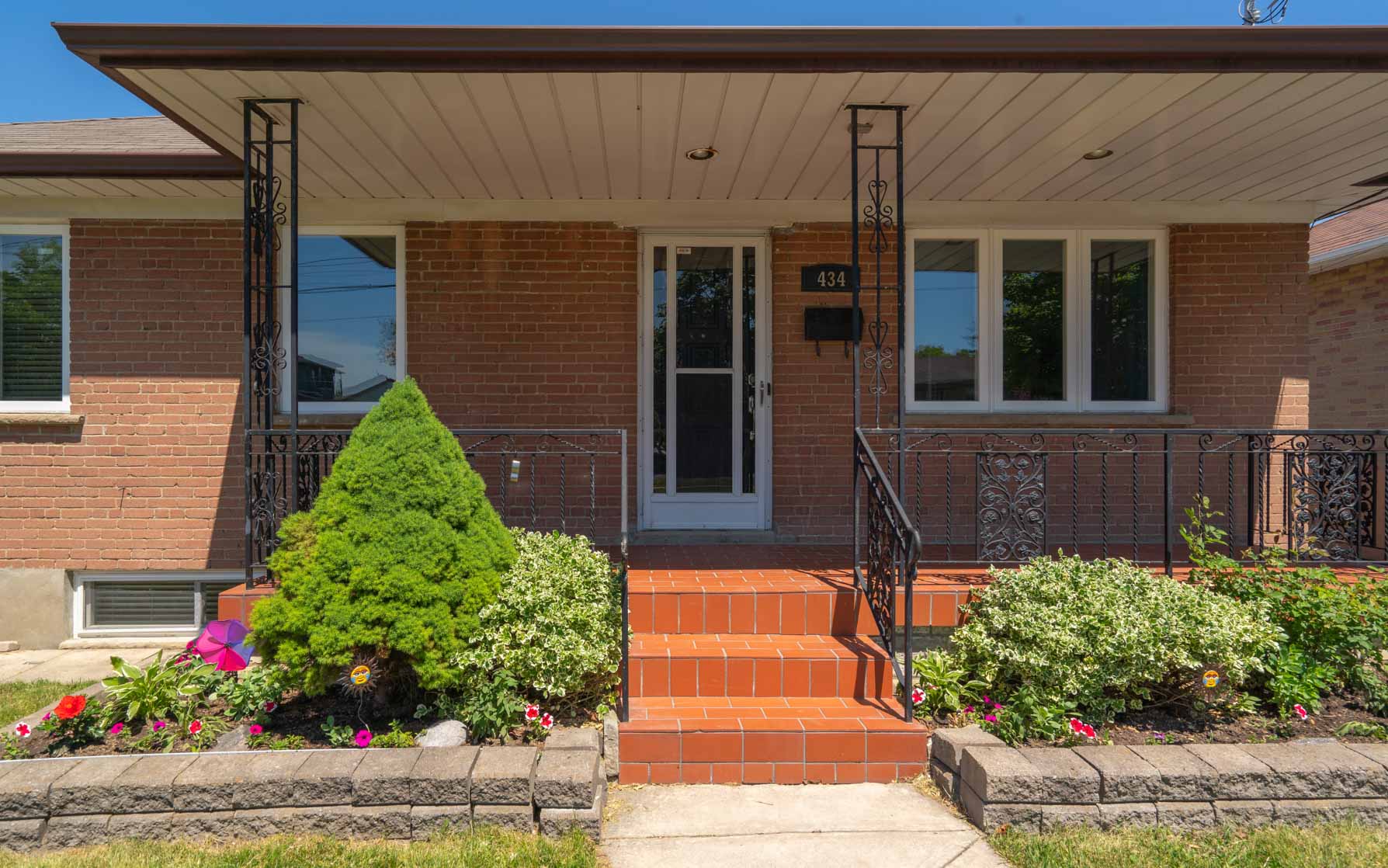 https://sites-static-content.s3.amazonaws.com/site/shared/virtualtours/2972/c/03_434_Rustic_Rd_Toronto_fRONT_ENTRANCE-04449.jpg