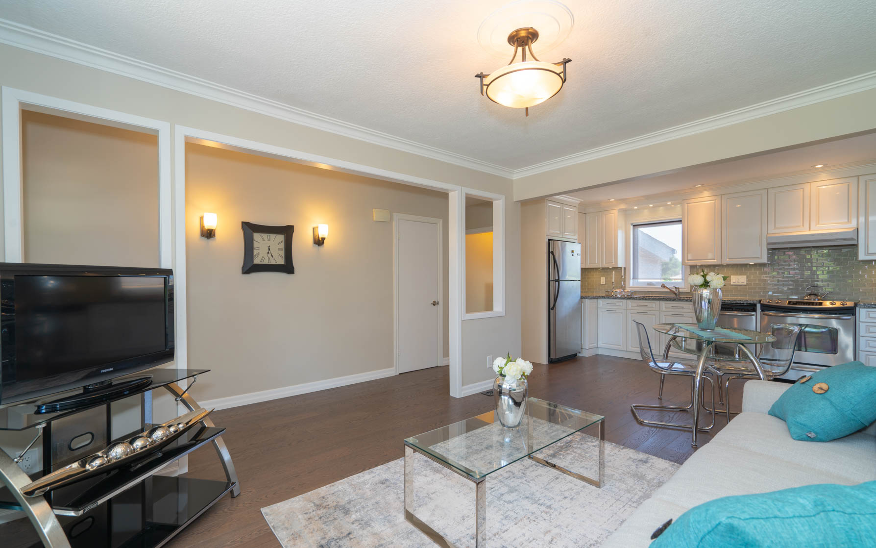https://sites-static-content.s3.amazonaws.com/site/shared/virtualtours/2972/c/08_434_Rustic_Rd_Toronto_LlIVING_K-04507.jpg