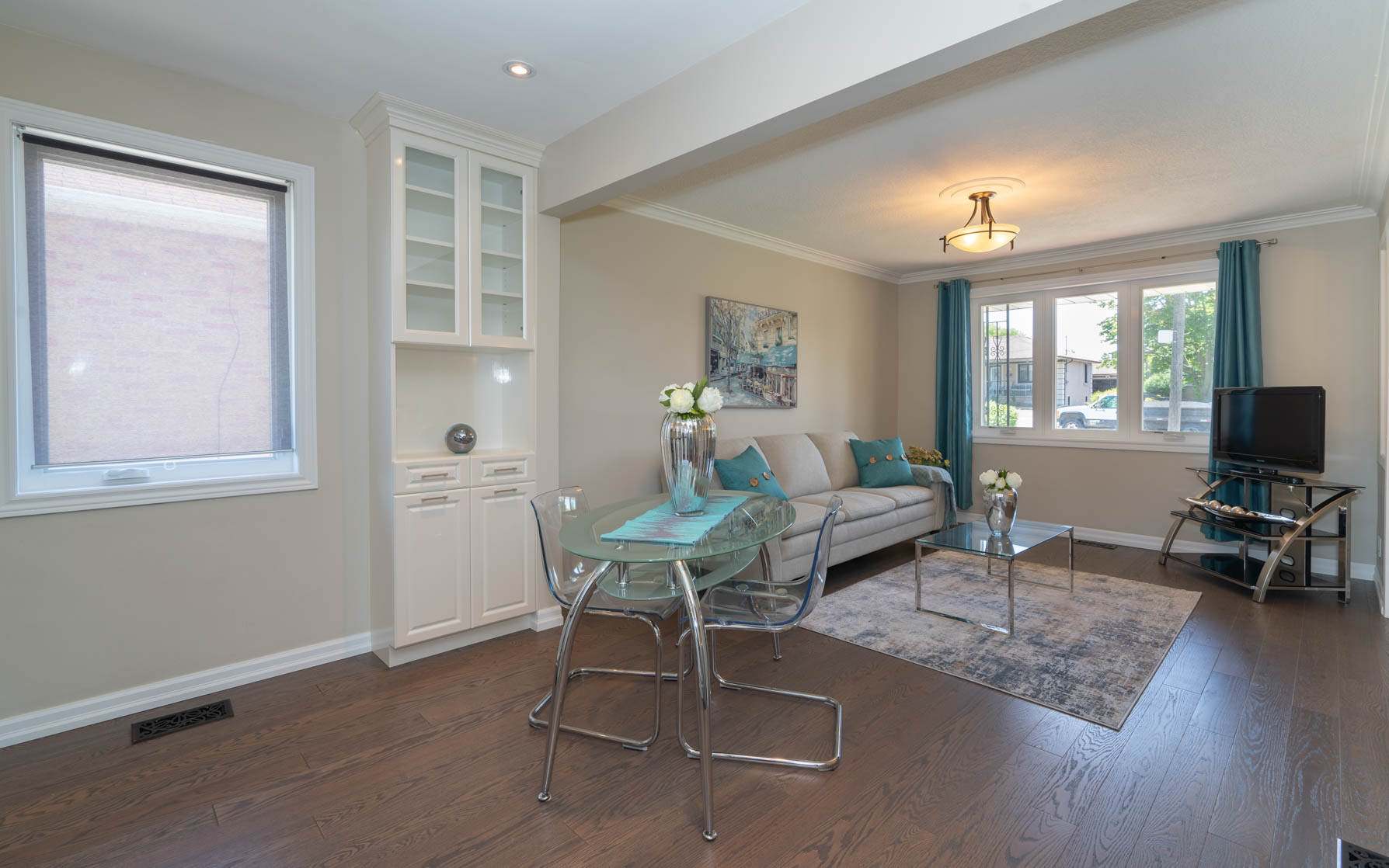 https://sites-static-content.s3.amazonaws.com/site/shared/virtualtours/2972/c/09_434_Rustic_Rd_Toronto_LlIVING-04499.jpg
