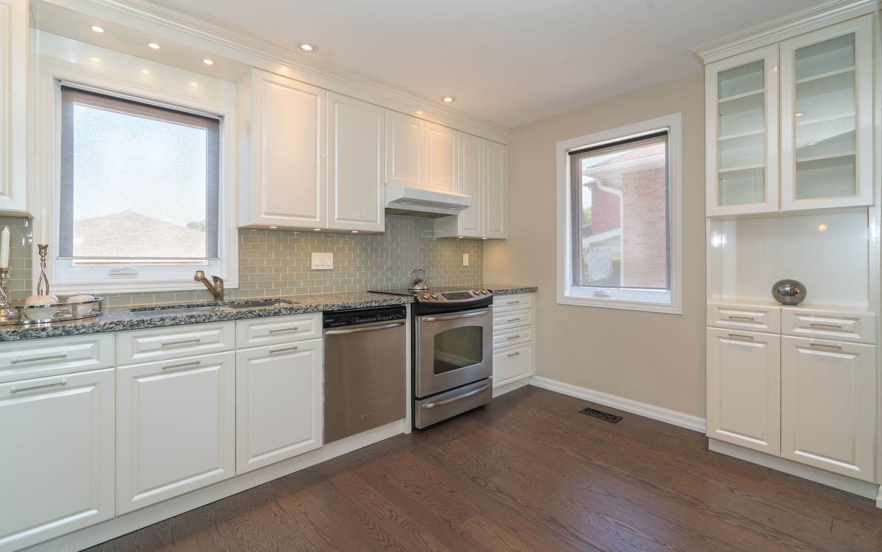https://sites-static-content.s3.amazonaws.com/site/shared/virtualtours/2972/c/11_434_Rustic_Rd_Toronto-04522.jpg