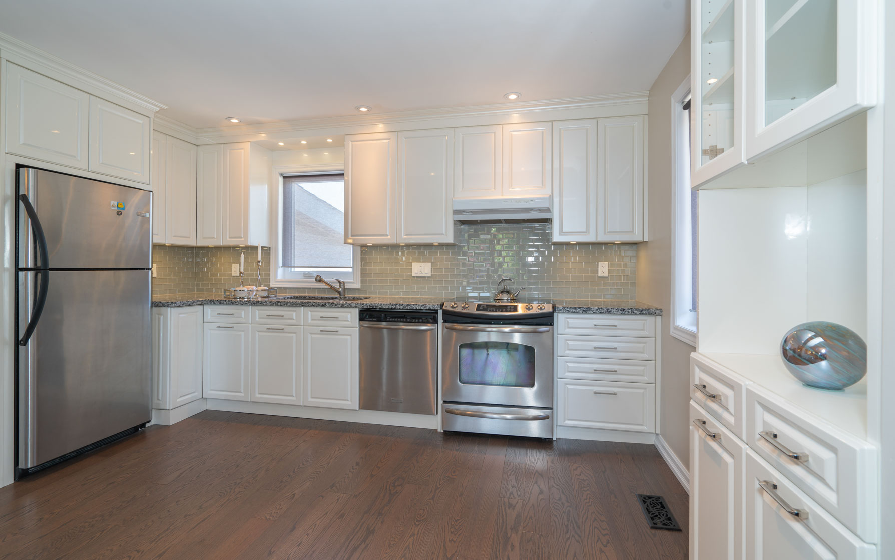 https://sites-static-content.s3.amazonaws.com/site/shared/virtualtours/2972/c/12_434_Rustic_Rd_Toronto-04518.jpg