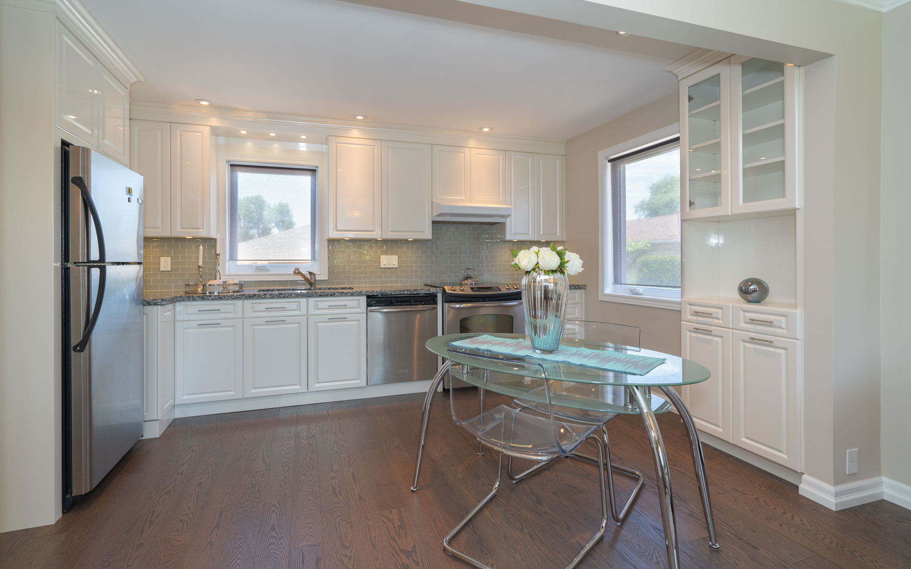 https://sites-static-content.s3.amazonaws.com/site/shared/virtualtours/2972/c/13_434_Rustic_Rd_Toronto-04512.jpg