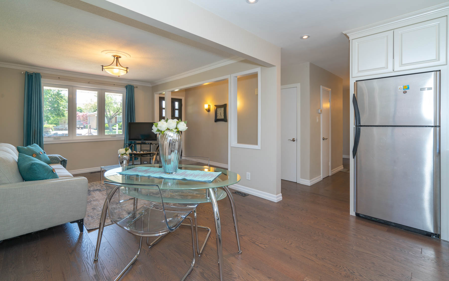 https://sites-static-content.s3.amazonaws.com/site/shared/virtualtours/2972/c/14_434_Rustic_Rd_Toronto-04502.jpg