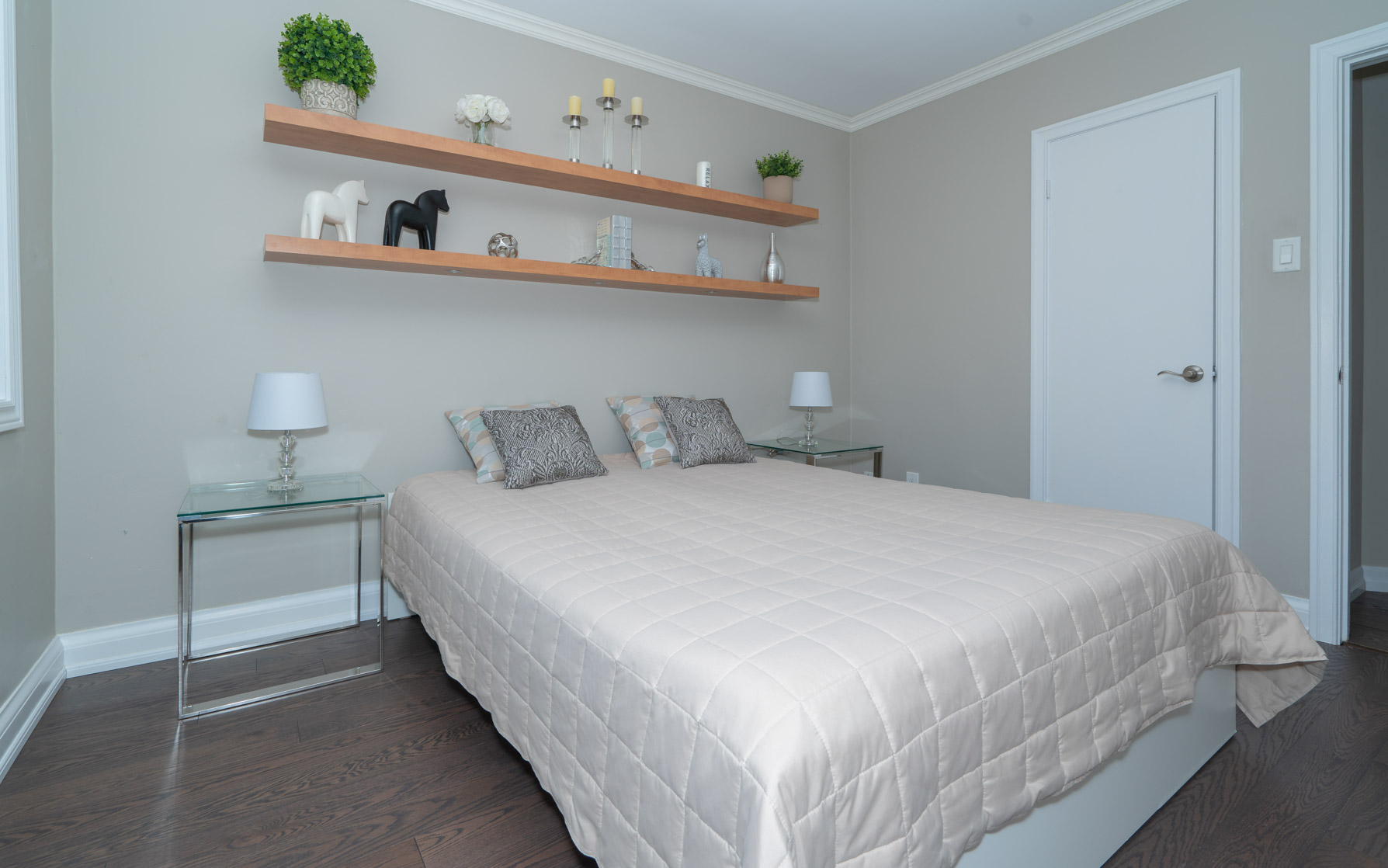 https://sites-static-content.s3.amazonaws.com/site/shared/virtualtours/2972/c/18_434_Rustic_Rd_Toronto-04675.jpg