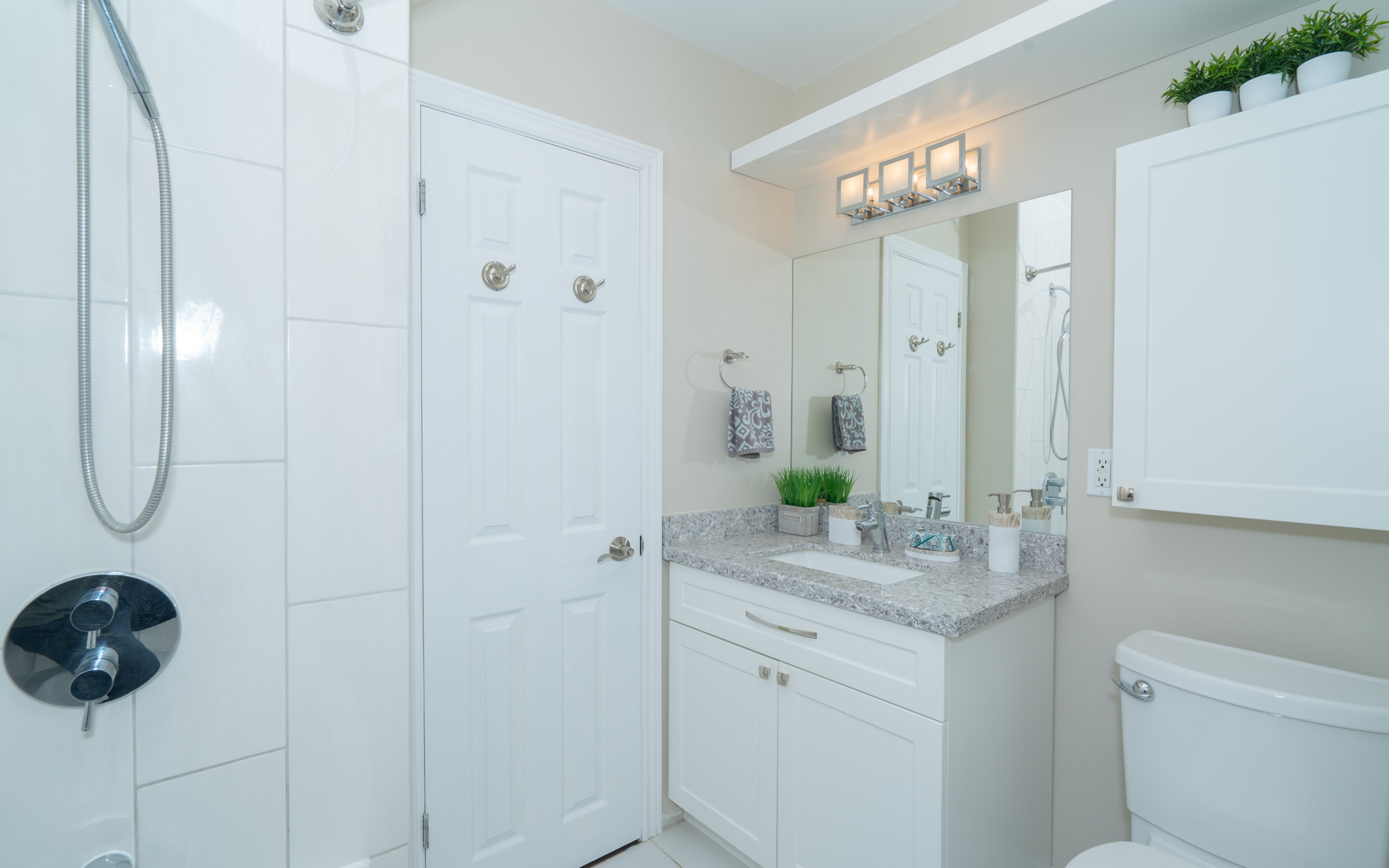 https://sites-static-content.s3.amazonaws.com/site/shared/virtualtours/2972/c/22_434_Rustic_Rd_Toronto_mASRTER_BATH-04660.jpg