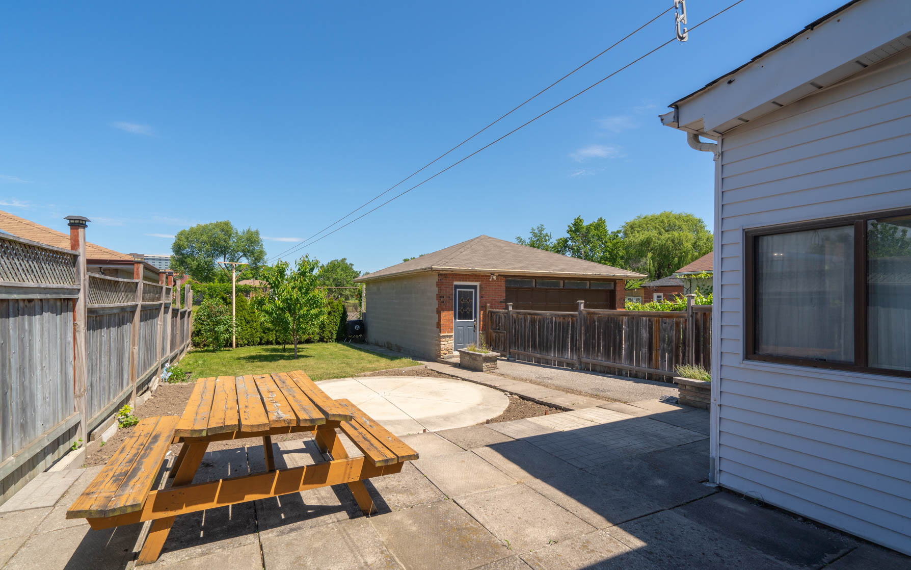 https://sites-static-content.s3.amazonaws.com/site/shared/virtualtours/2972/c/32_434_Rustic_Rd_Toronto_BACKYARD-04390.jpg