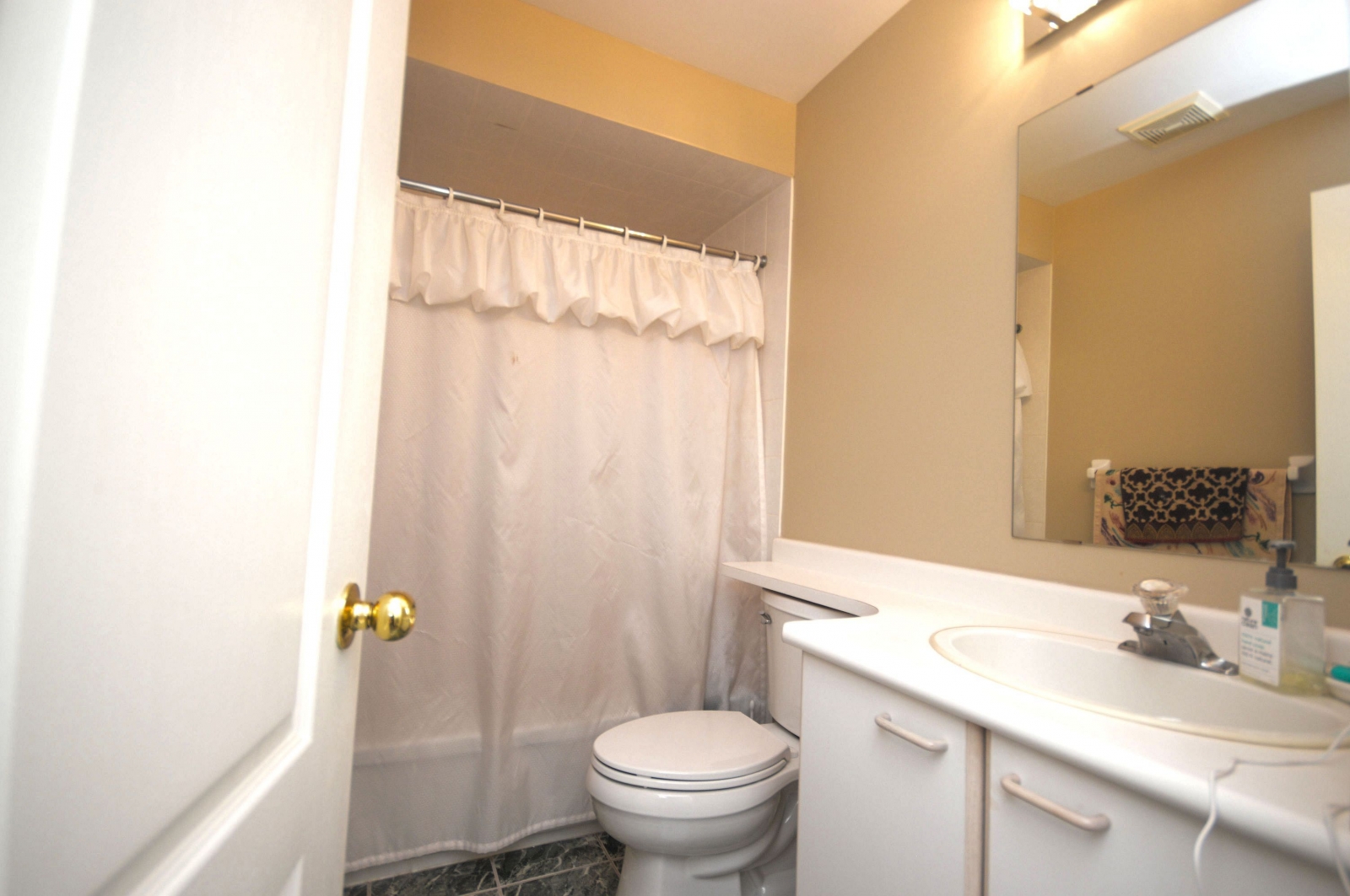 https://sites-static-content.s3.amazonaws.com/site/shared/virtualtours/3038/c/3-735-New-Westminster-Fuad-Abasov-Real_Estate_(11).jpg
