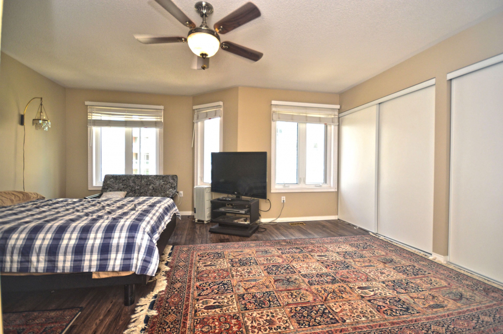 https://sites-static-content.s3.amazonaws.com/site/shared/virtualtours/3038/c/3-735-New-Westminster-Fuad-Abasov-Real_Estate_(16).jpg