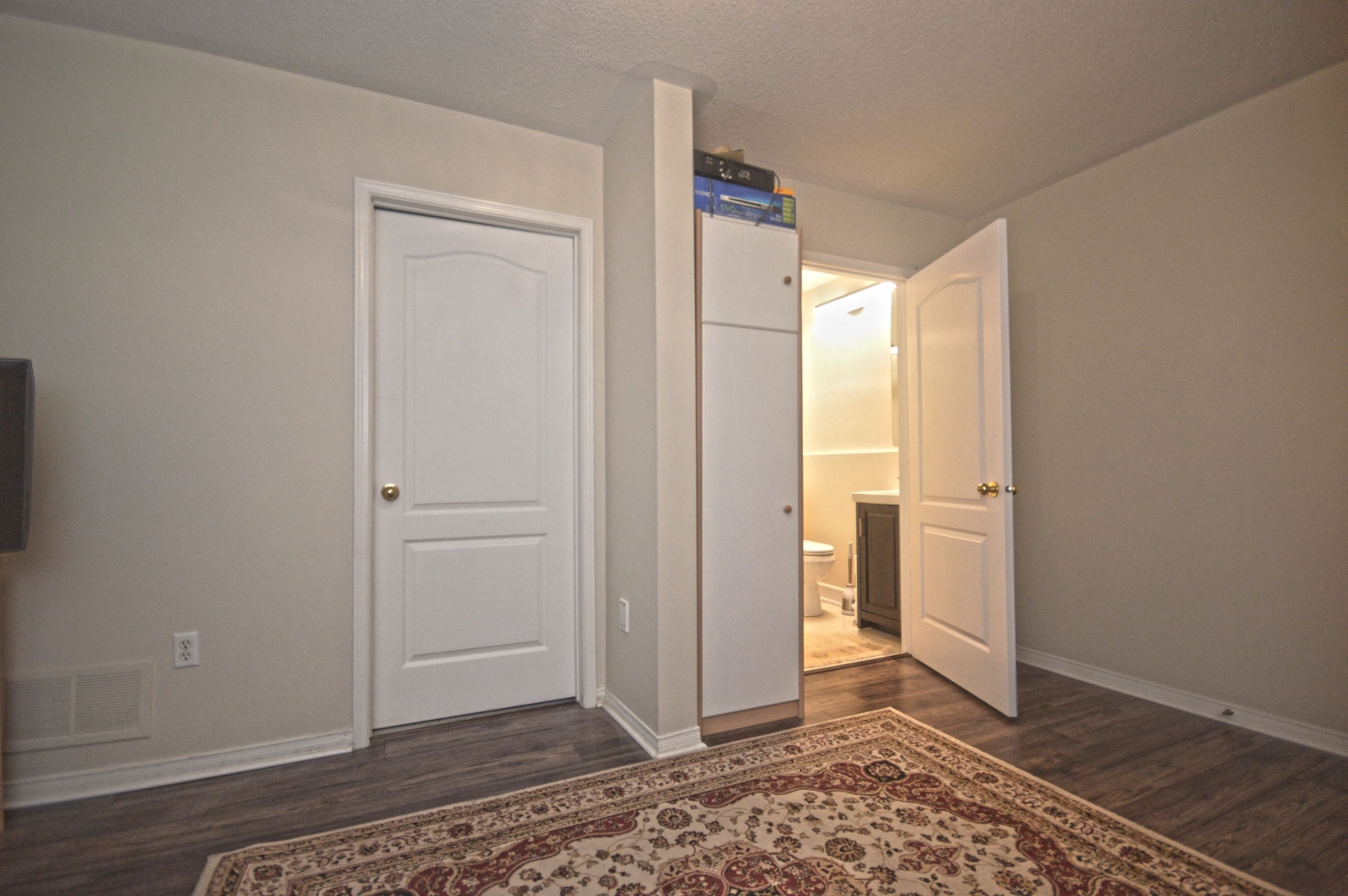 https://sites-static-content.s3.amazonaws.com/site/shared/virtualtours/3038/c/3-735-New-Westminster-Fuad-Abasov-Real_Estate_(20).jpg