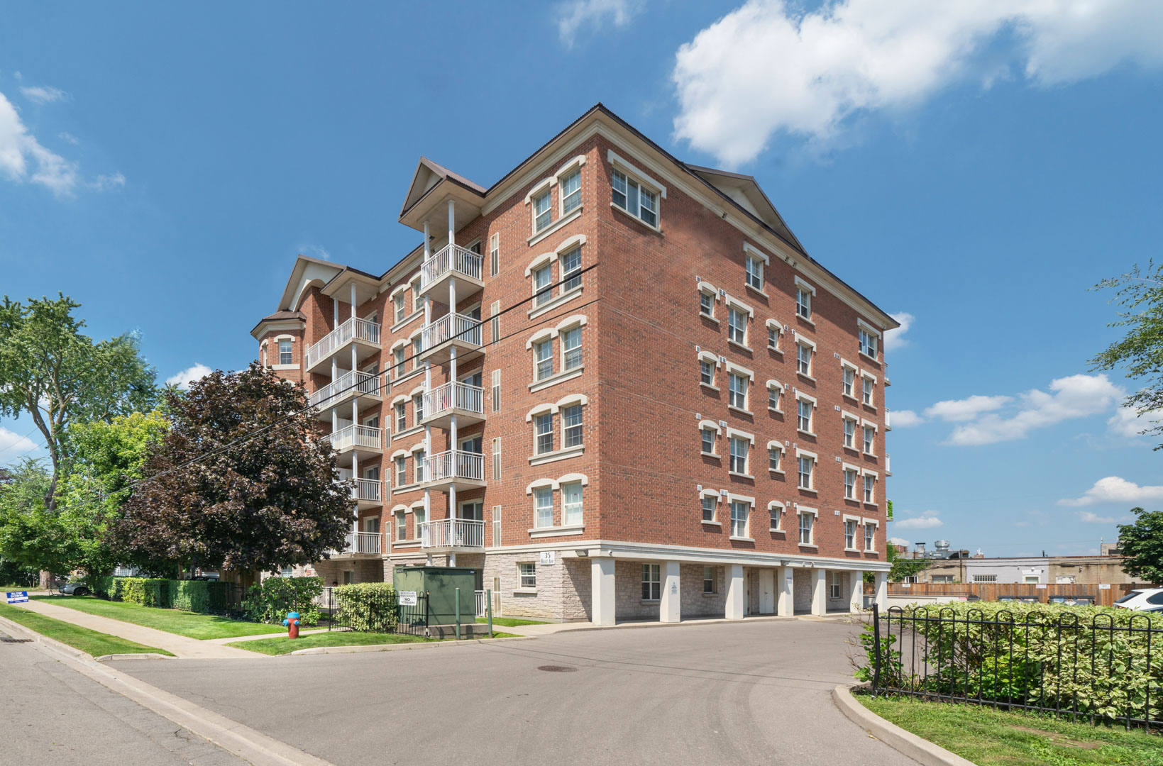 https://sites-static-content.s3.amazonaws.com/site/shared/virtualtours/3561/c/01_Condo_35_Hunt_Ave_206-09404_copy.jpg